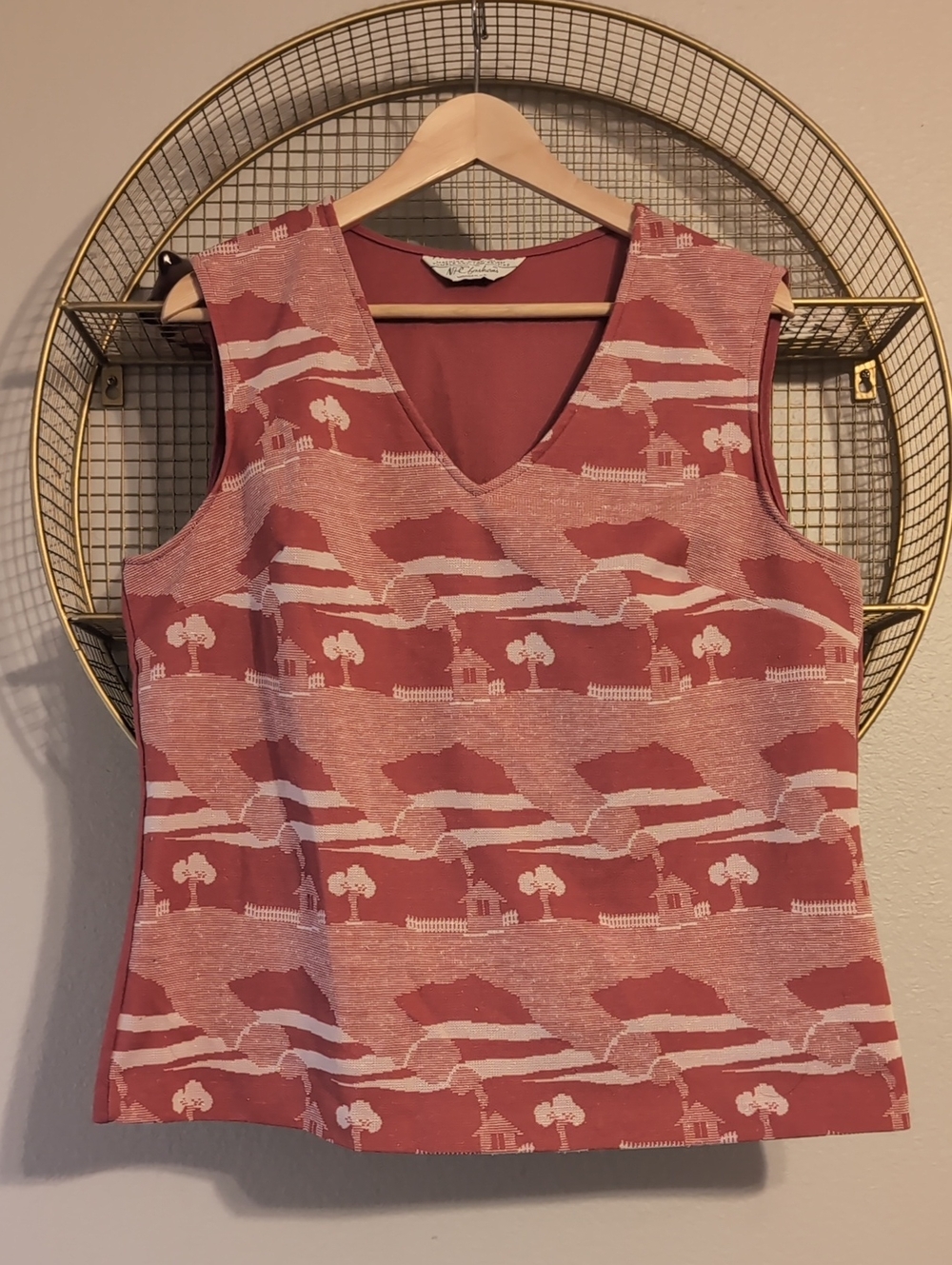 Vintage Sleeveless V-Neck House Patterned Top in Dusty Rose